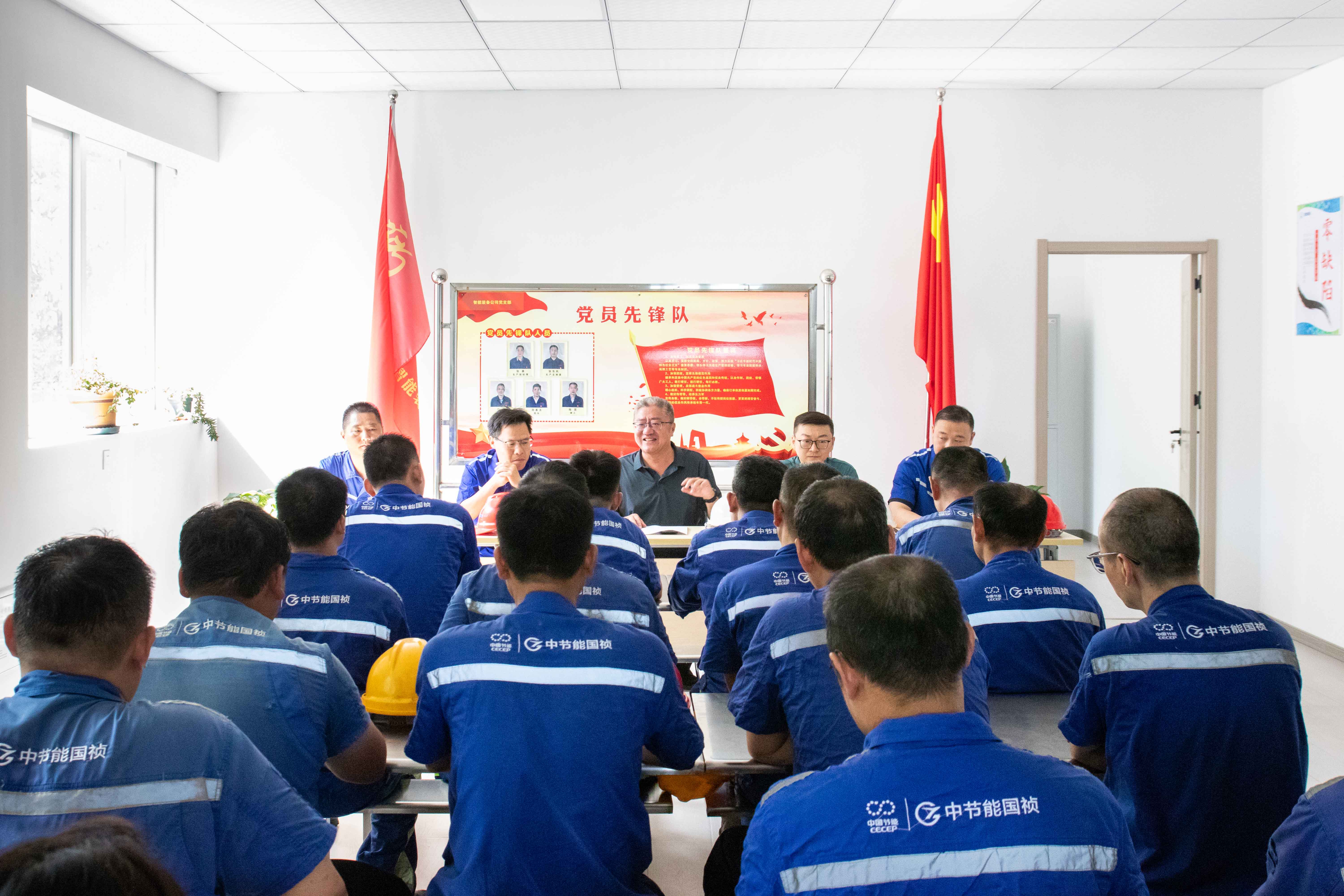 叶东一行到智能装备公司调研并开展高温慰问